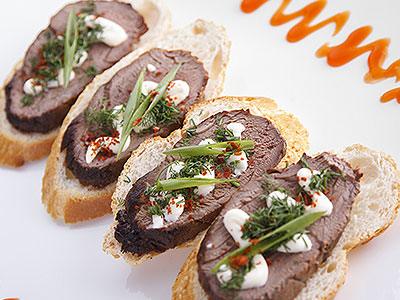 Beef Tenderloin Crostini, Caramelized Onions Blue Cheese - Nuwave